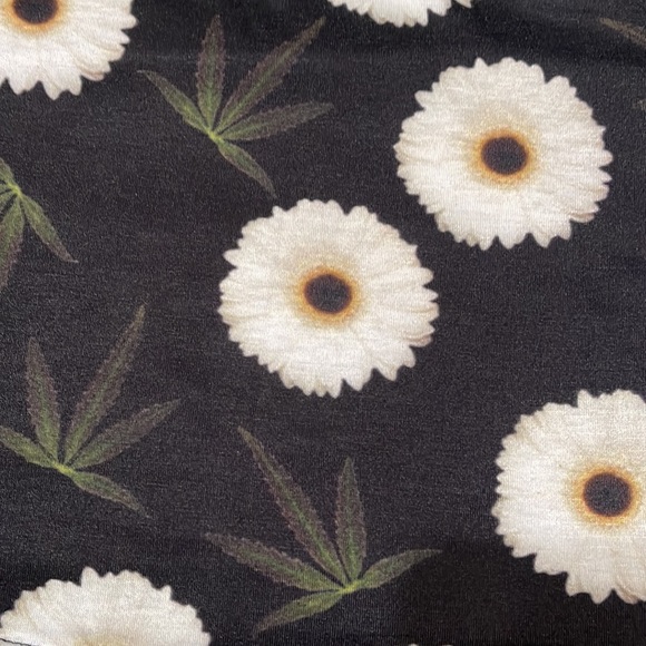 MMJCO Daisy Weed Leaf Print Crop Top - Picture 2 of 4
